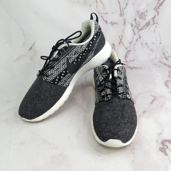Nike Roshe Run Women 10 Gray Black Tribal Shoe Sneaker Felted Wool 685286-001 - Picture 1 of 12